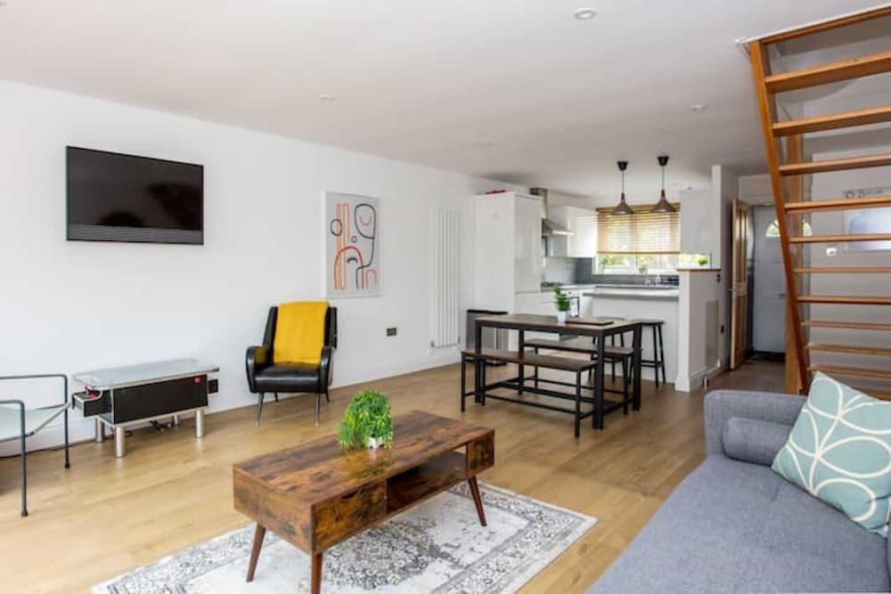 Spacious 3 Bedroom Apartment With Large Balcony - Tap to explore photos