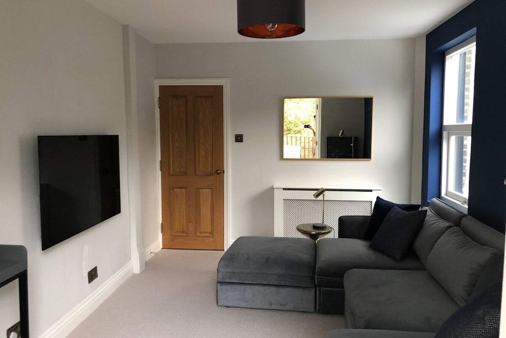 Luxury Victorian 2 Bedroom Apartment Near Tube - Tap to explore photos