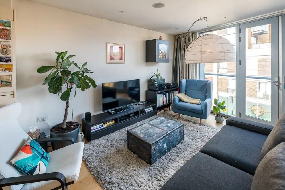 Bright Spacious 2bed 2bath in Battersea - Tap to explore photos