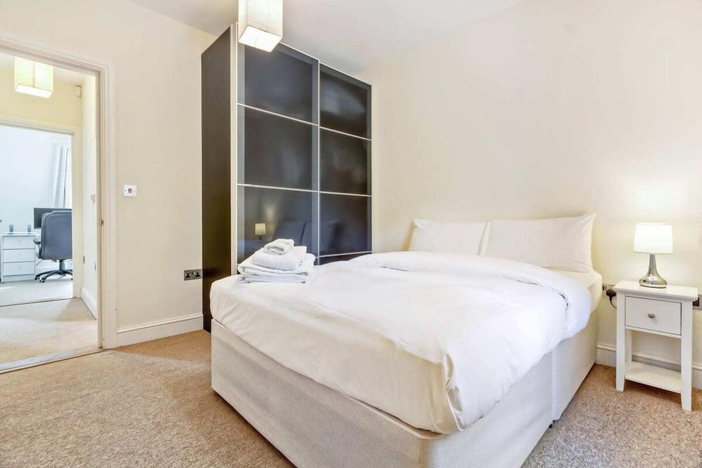 Stylish and Bright 3 Bedroom Duplex in North London - Tap to explore photos