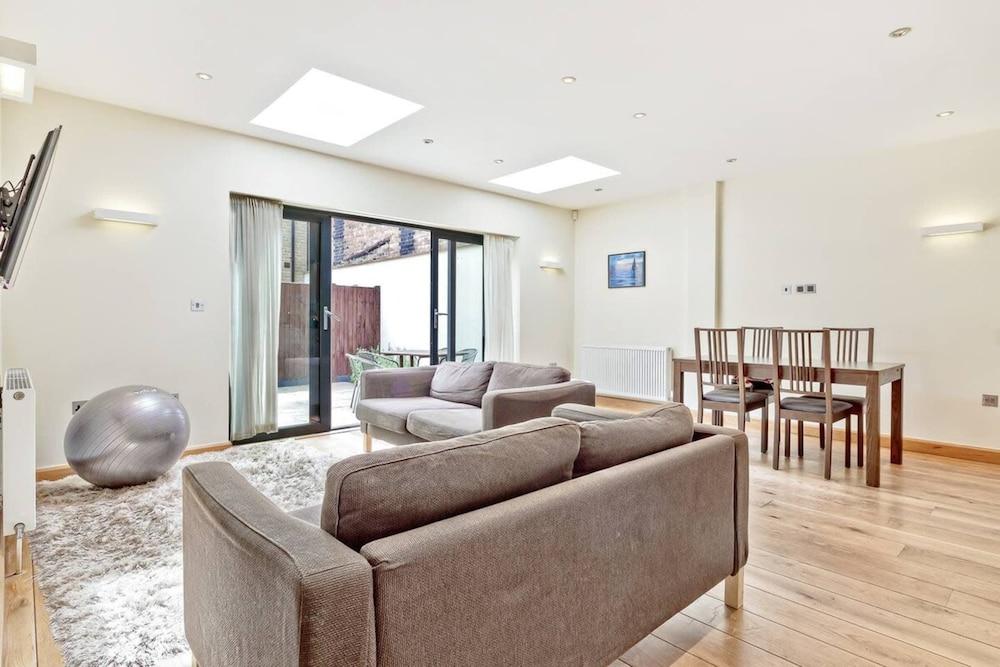 Stylish and Bright 3 Bedroom Duplex in North London - Tap to explore photos