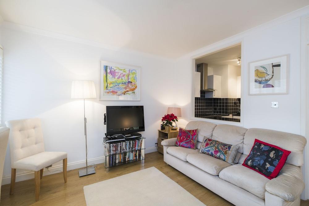 JOIVY Sublime 1 bed flat with Thames view - Tap to explore photos