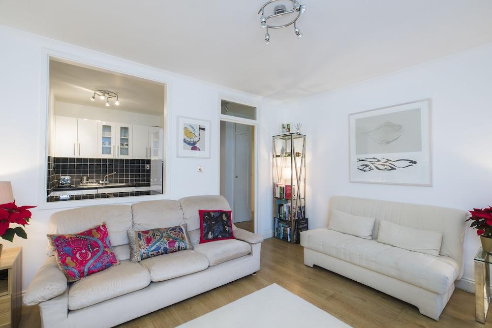 JOIVY Sublime 1 bed flat with Thames view - Tap to explore photos