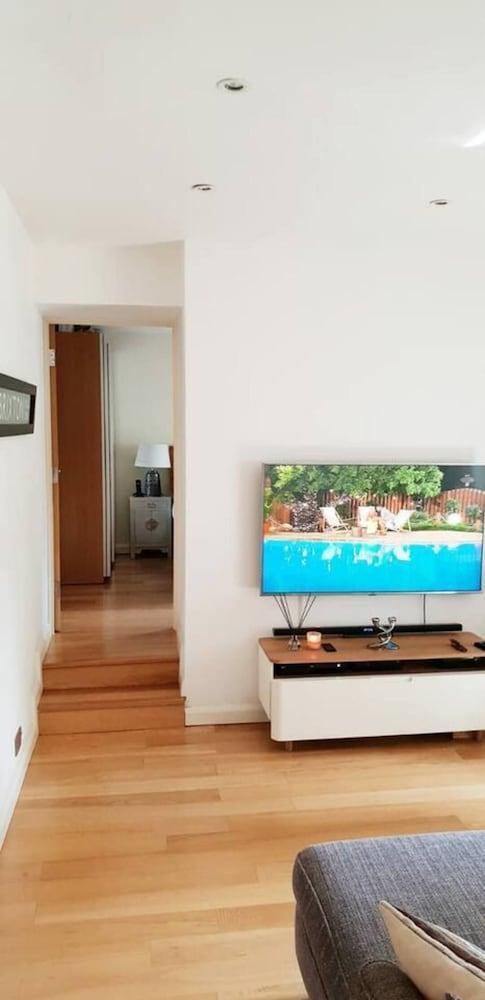 Kennington Oval 2-bed Apartment in London - Tap to explore photos
