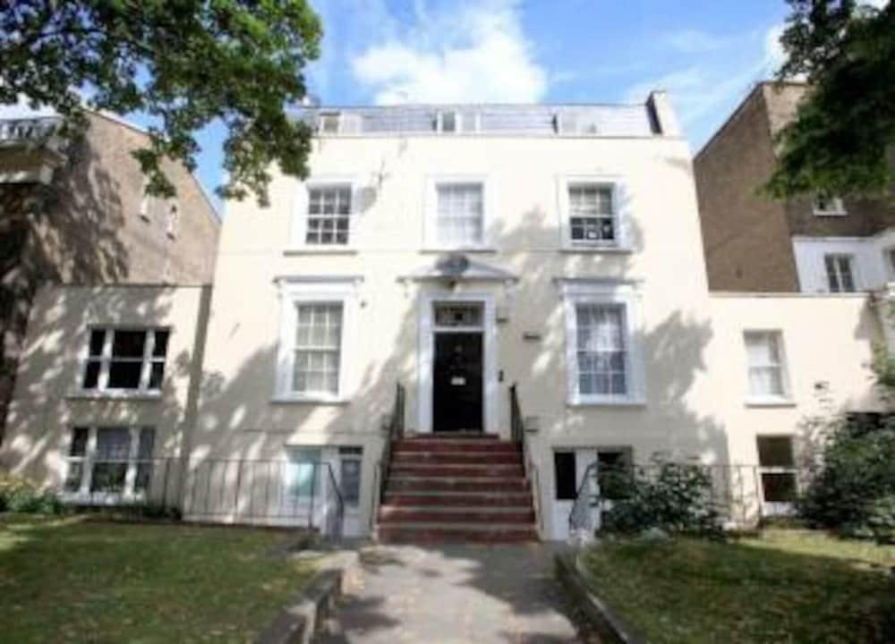 Kennington Oval 2-bed Apartment in London - Tap to explore photos