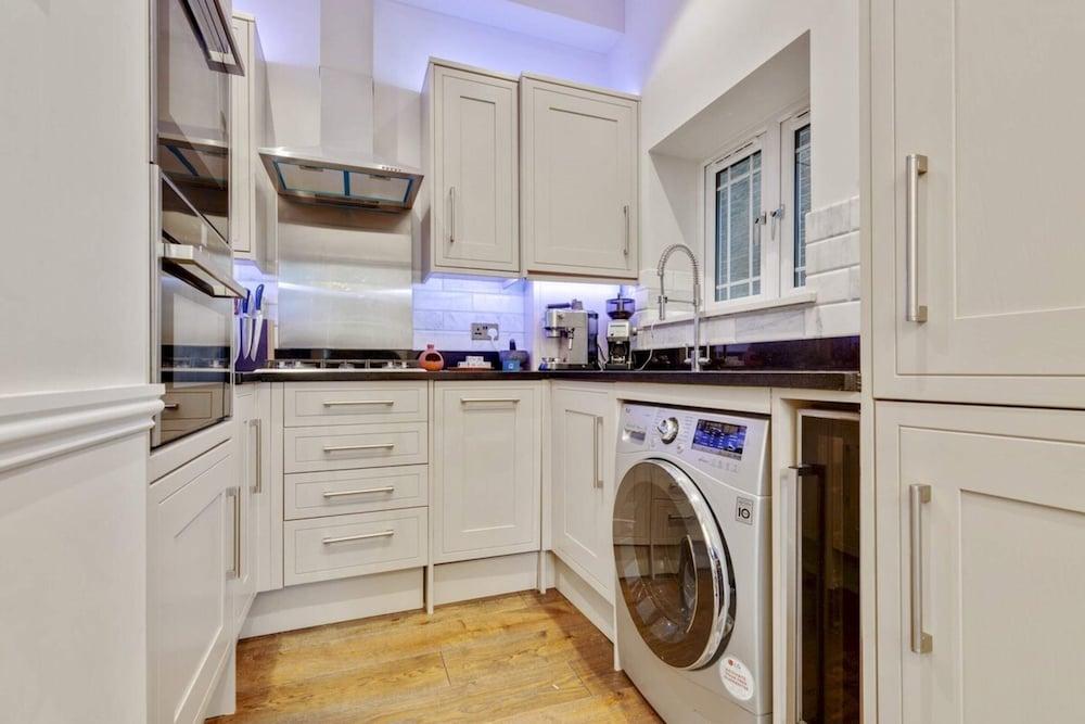 Bright Camberwell Georgian Apartment - Tap to explore photos