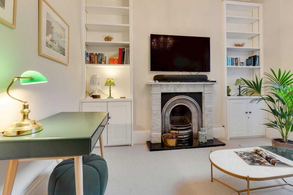 Bright Camberwell Georgian Apartment - Tap to explore photos