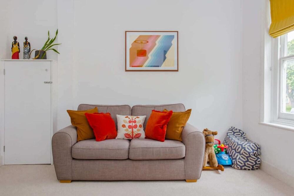 Bright and Airy 3 Bedroom Maisonette in South London - Tap to explore photos