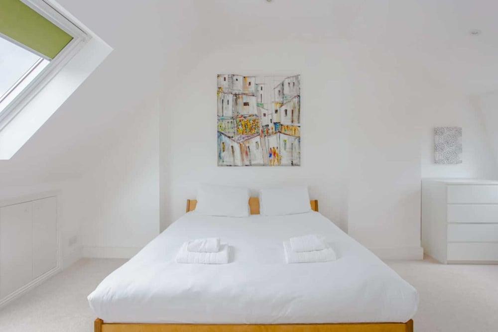 Bright and Airy 3 Bedroom Maisonette in South London - Tap to explore photos