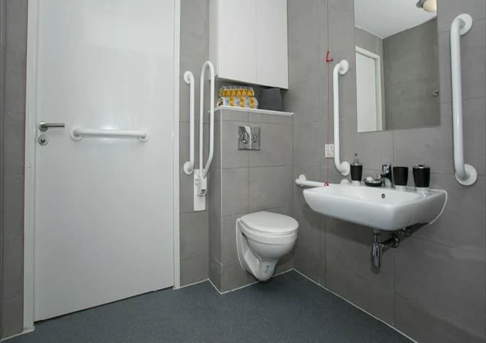 Bright Studios EALING - Tap to explore photos