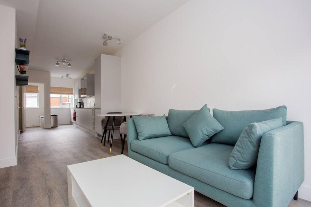 Bright 1 Bedroom Apartment in West London - Tap to explore photos