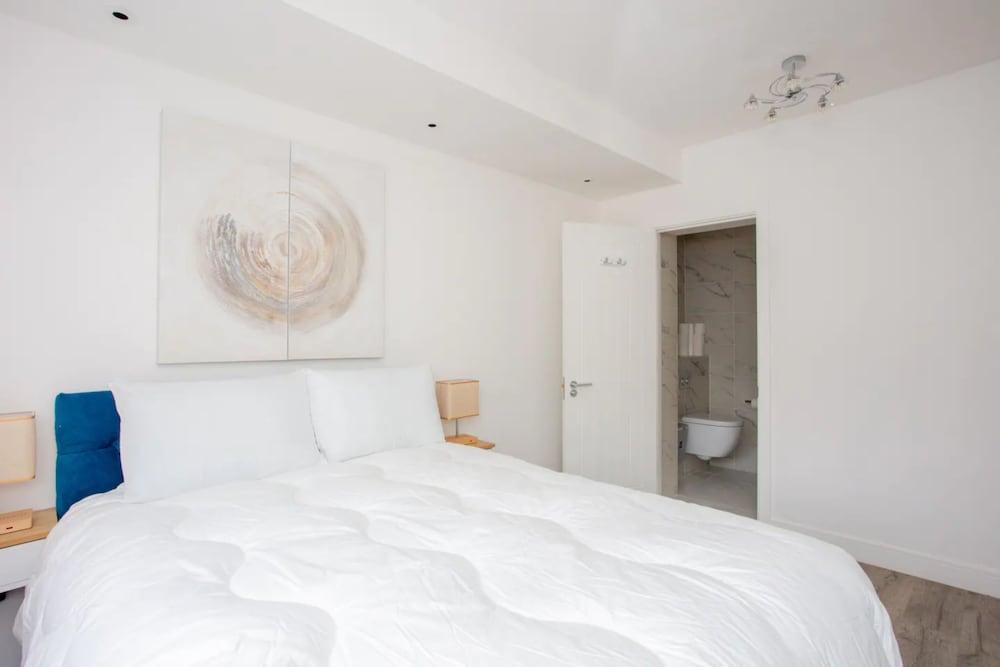 Bright 1 Bedroom Apartment in West London - Tap to explore photos