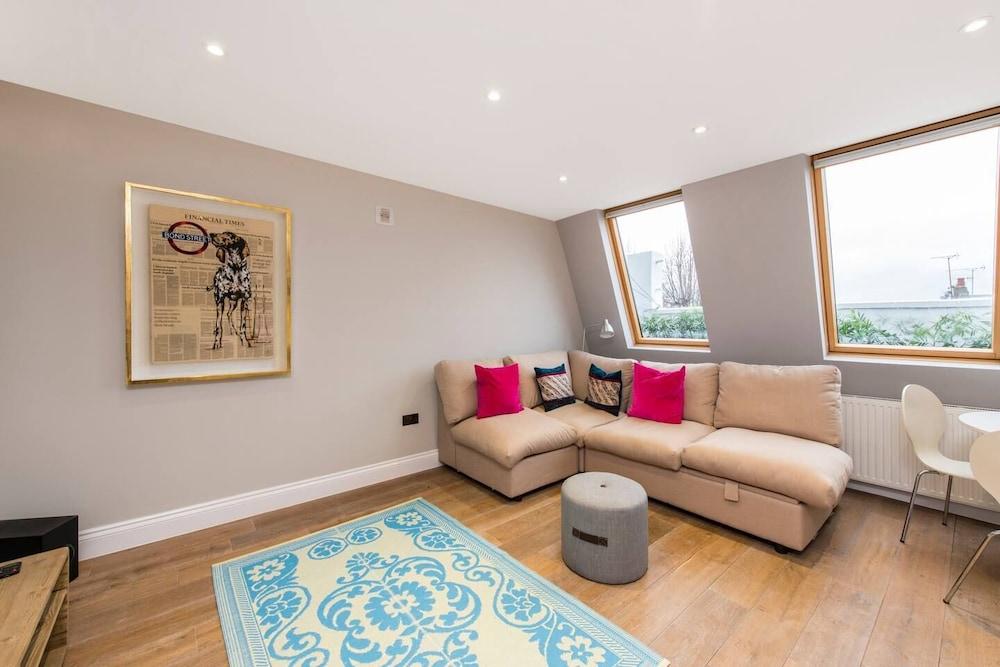 Charming Apartment Close to Notting Hill - Tap to explore photos
