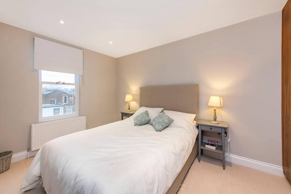 Charming Apartment Close to Notting Hill - Tap to explore photos