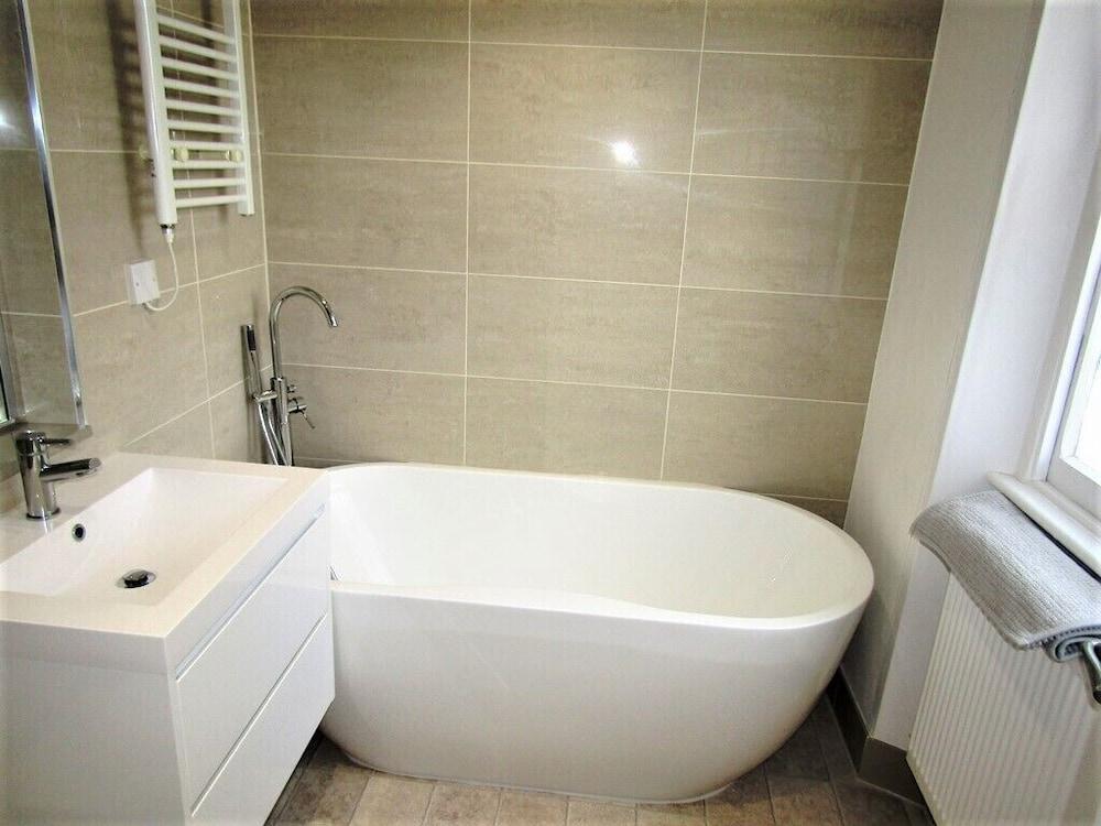 En-suite Room Kings Cross - 6 - Tap to explore photos