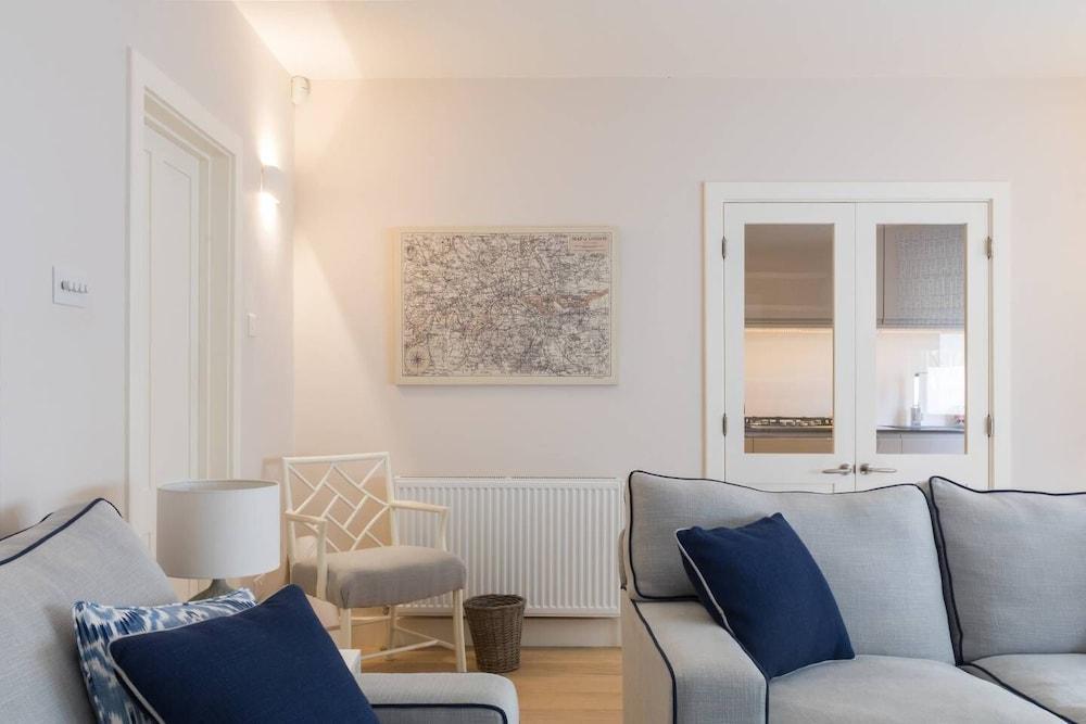 Beautiful Brook Green 2 bed Flat, Close to Tube - Tap to explore photos