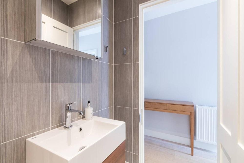 Beautiful Brook Green 2 bed Flat, Close to Tube - Tap to explore photos