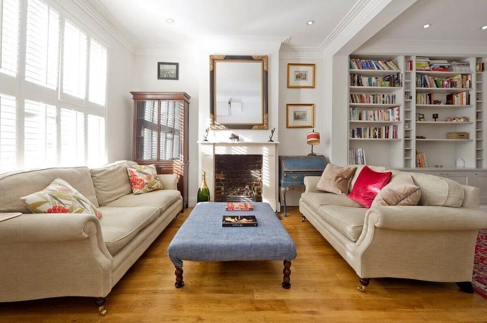 Fulham 4-bed House & Garden Near Tube - Tap to explore photos
