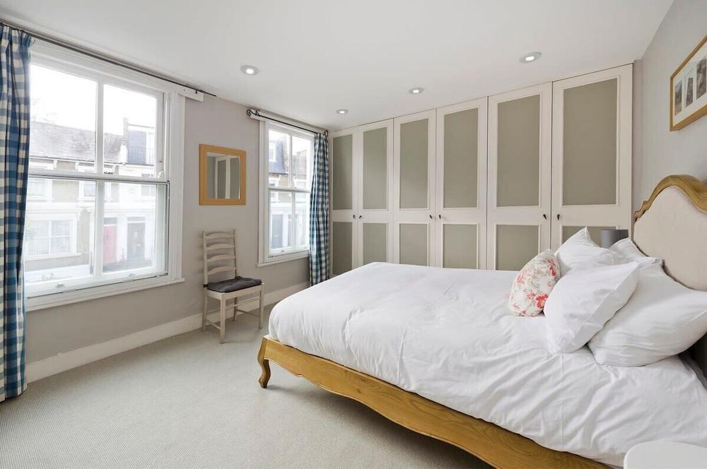 Fulham 4-bed House & Garden Near Tube - Tap to explore photos