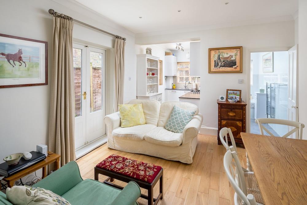 JOIVY Homely 2 Bed Riverside Flat with Patio in Hammersmith - Tap to explore photos