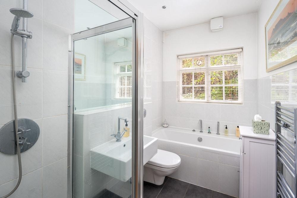 JOIVY Homely 2 Bed Riverside Flat with Patio in Hammersmith - Tap to explore photos