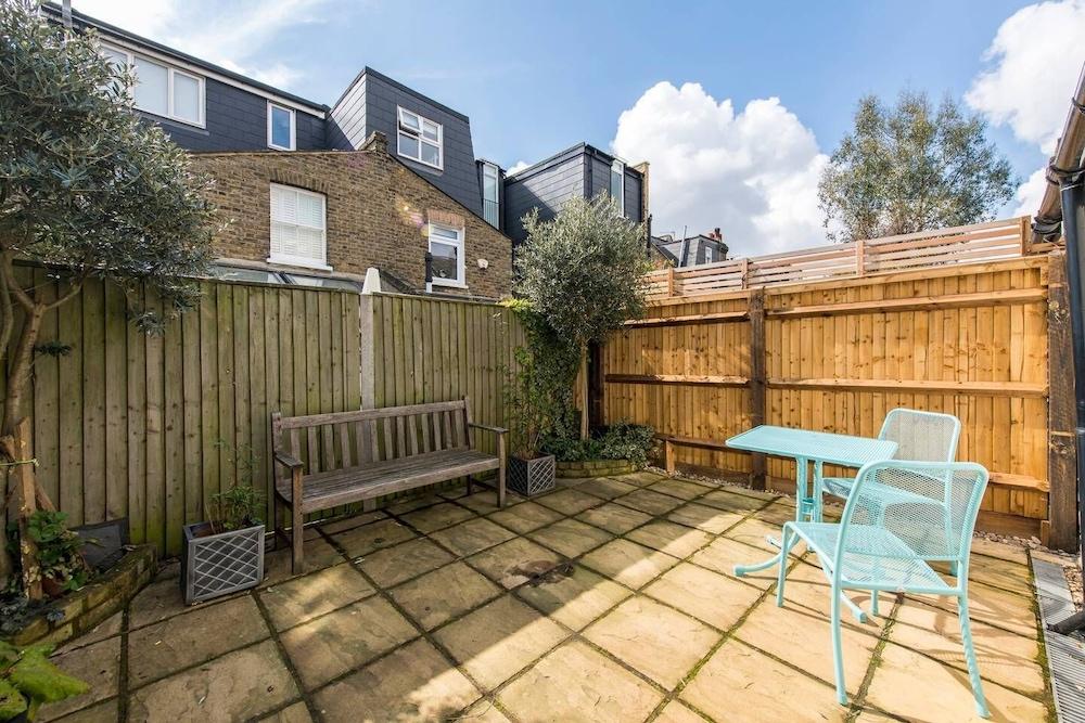 Fabulously British 3 Bed House near Battersea Park - Tap to explore photos