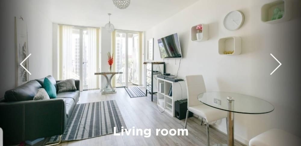 Lux 1-bed Apt. With Balcony - Tap to explore photos