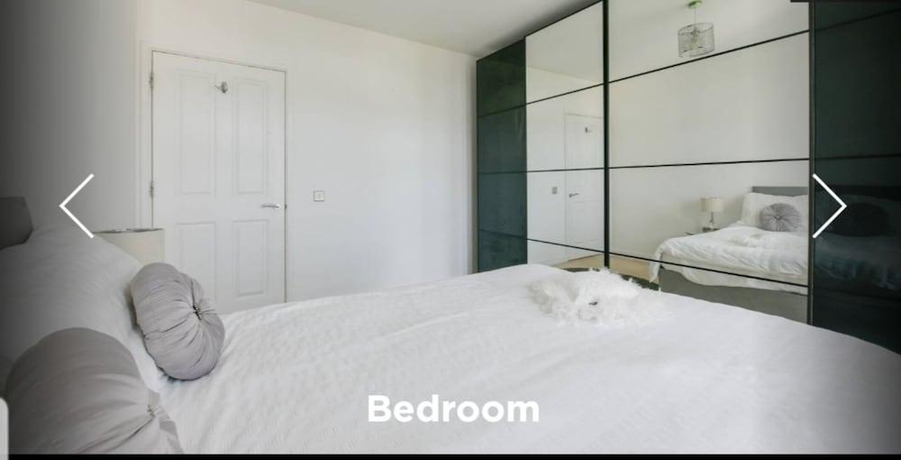 Lux 1-bed Apt. With Balcony - Tap to explore photos