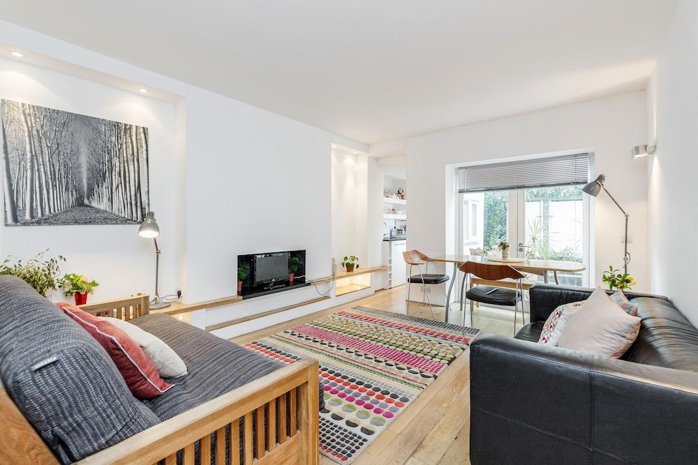 Modern Holland Park apartment - Tap to explore photos