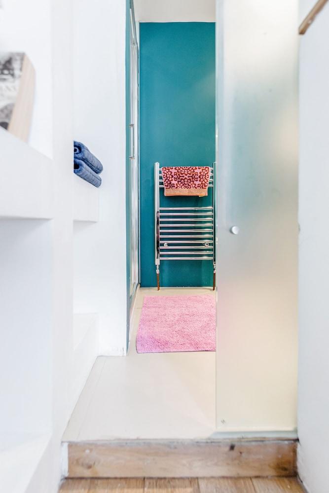 Modern Holland Park apartment - Tap to explore photos