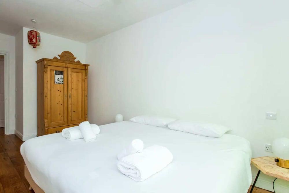 Cosy 2 Bedroom Apartment With Great Outdoor Balcony - Tap to explore photos