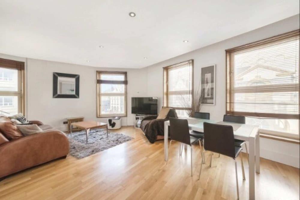 Luxury Flat with Panoramic View of Piccadilly Circus - Tap to explore photos