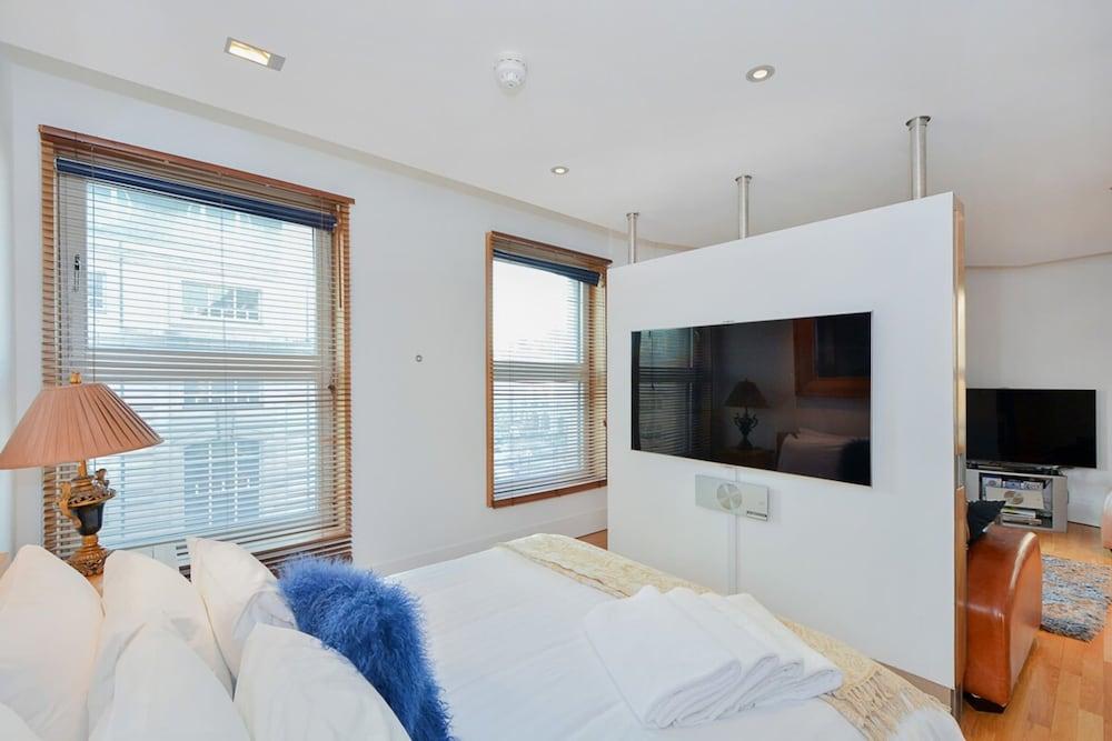 Luxury Flat with Panoramic View of Piccadilly Circus - Tap to explore photos