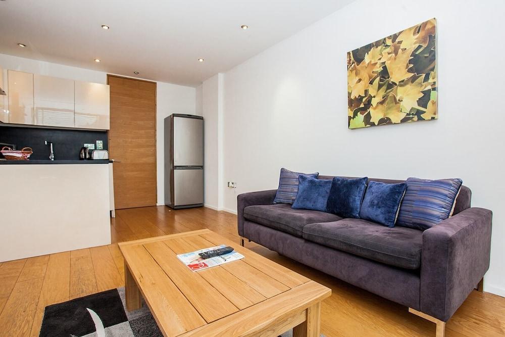 Incredible Modern Central 1 Bed - London Bridge - Tap to explore photos