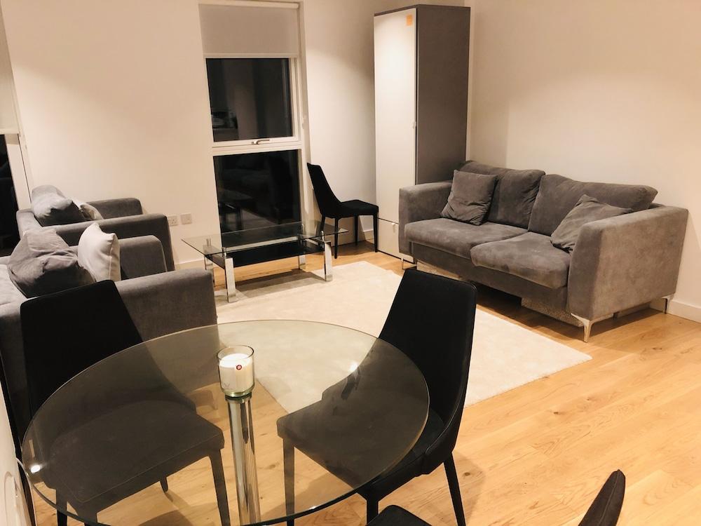 Luxury 2 Bed 2 Bath Apartments next to kings cross - Tap to explore photos