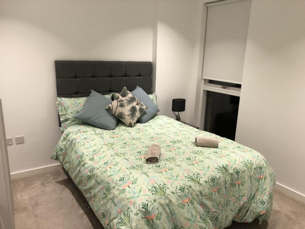 Luxury 2 Bed 2 Bath Apartments next to kings cross - Tap to explore photos