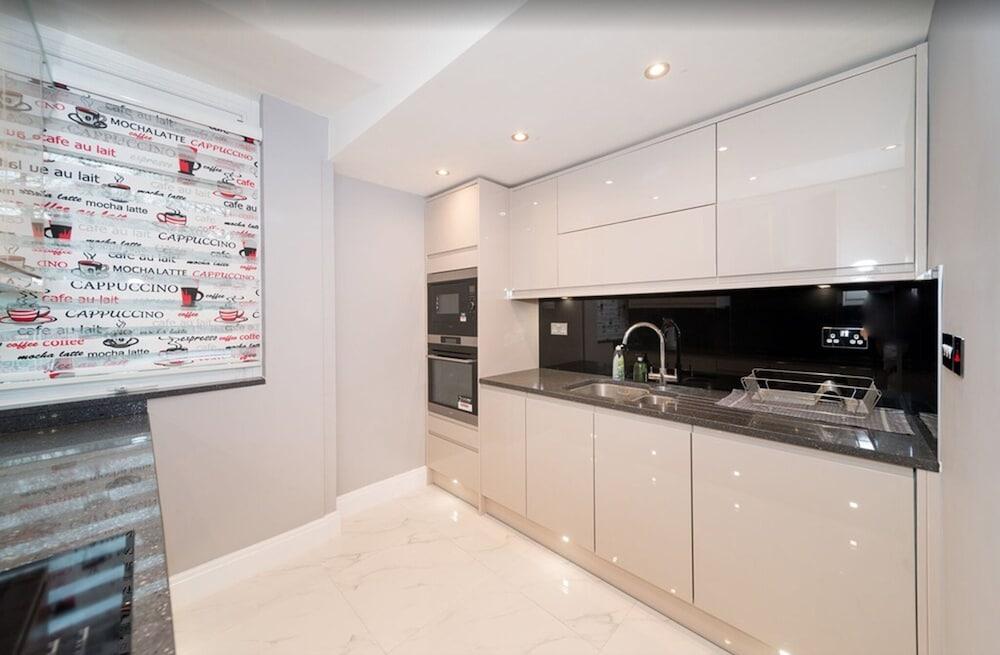 Newly Refurbished Flat Hyde Park London - Tap to explore photos
