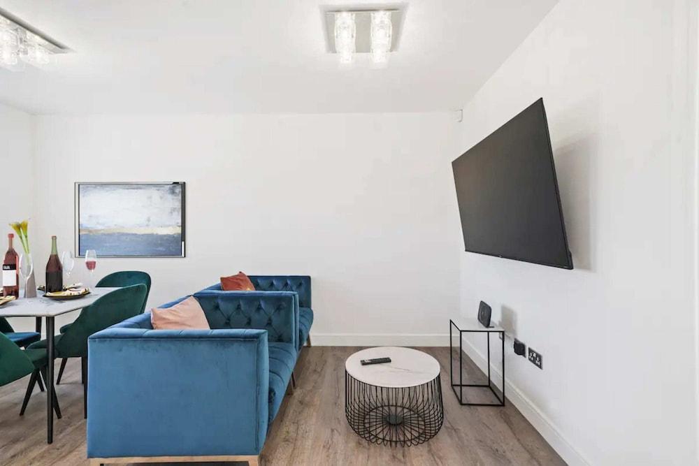 Gorgeous 3 Bedroom Duplex Apartment in West London - Tap to explore photos