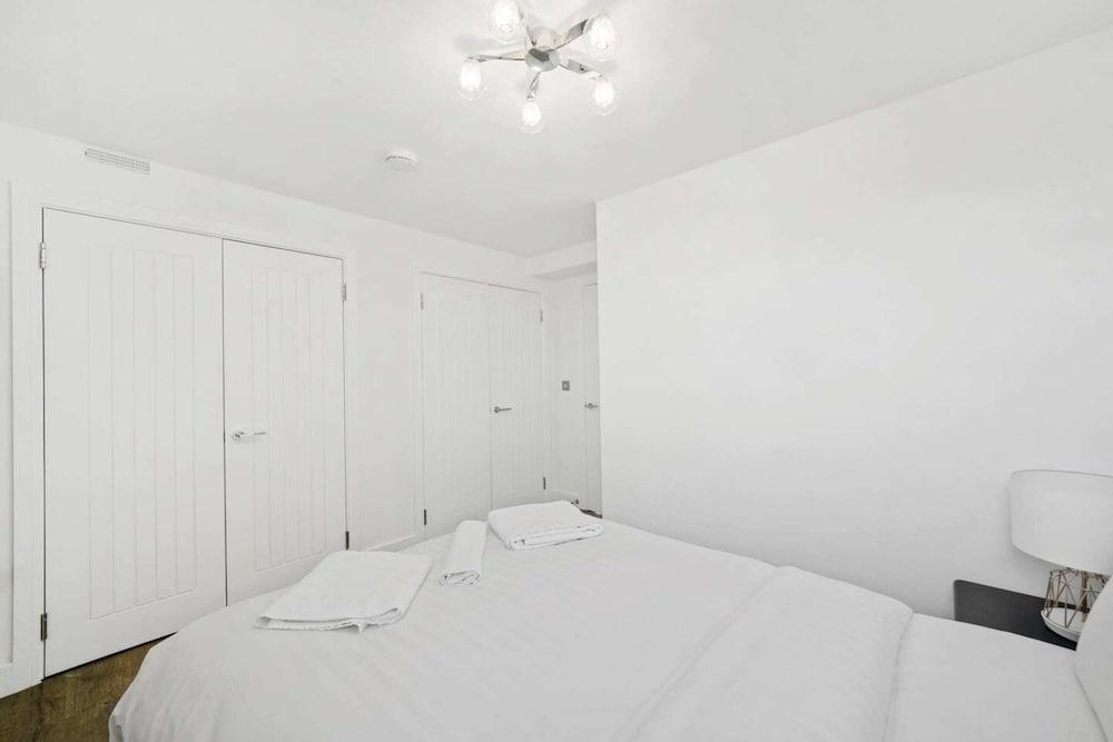Gorgeous 3 Bedroom Duplex Apartment in West London - Tap to explore photos