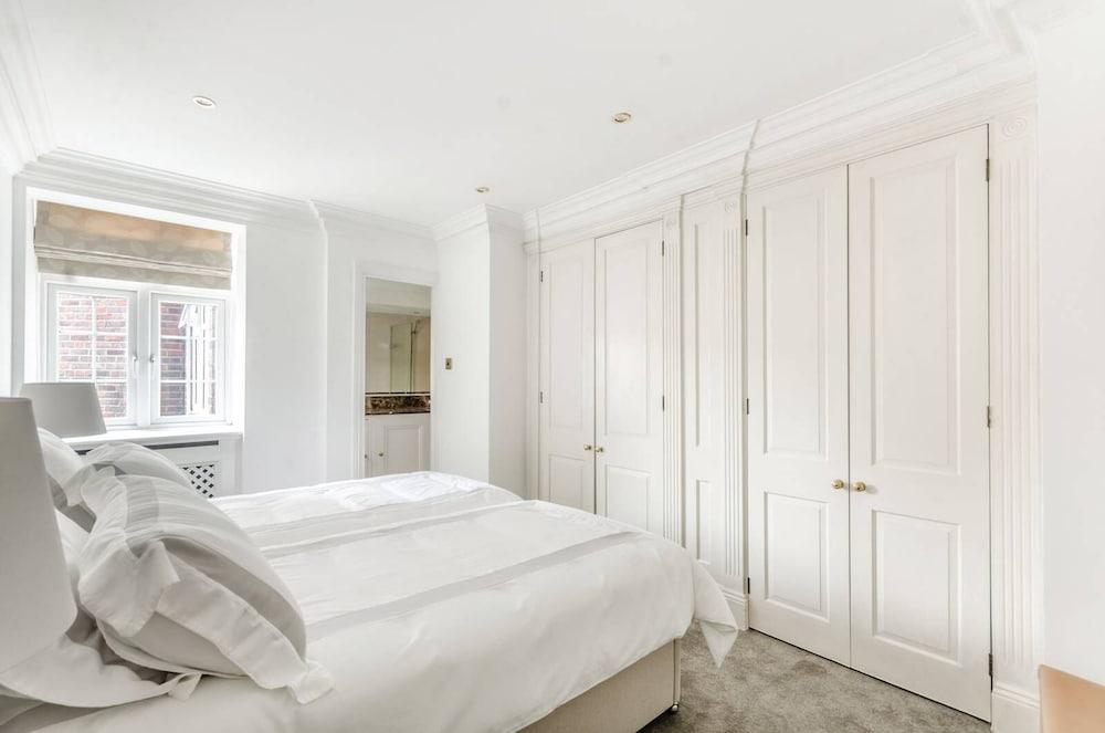 Inviting 2-bed Apartment in London - Tap to explore photos