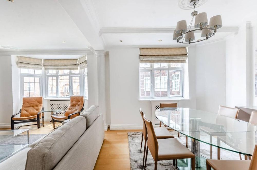 Inviting 2-bed Apartment in London - Tap to explore photos