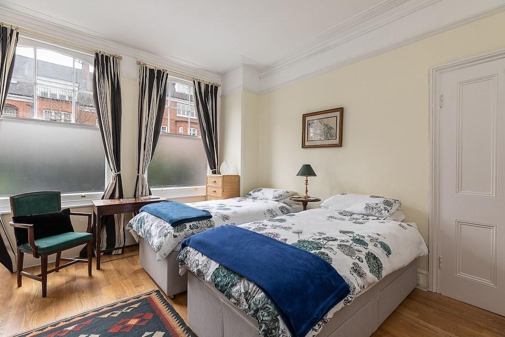 JOIVY 2 Bed Flat With Garden Next to Battersea Park! - Tap to explore photos