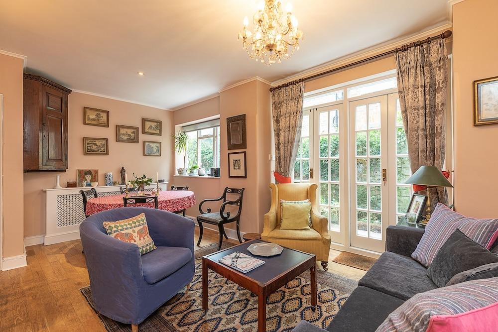 JOIVY 2 Bed Flat With Garden Next to Battersea Park! - Tap to explore photos