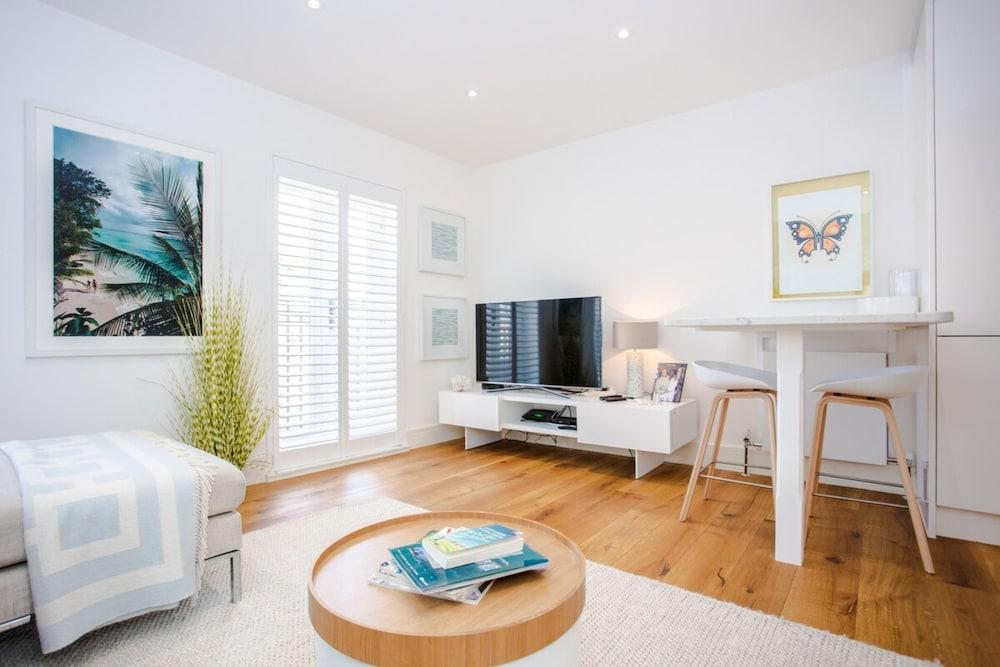Bright 1 Bedroom Apartment in Regent's Park - Tap to explore photos