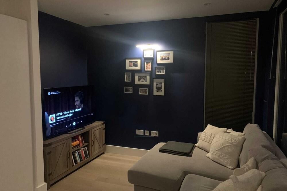 Contemporary 1 Bedroom Apartment in South London - Tap to explore photos