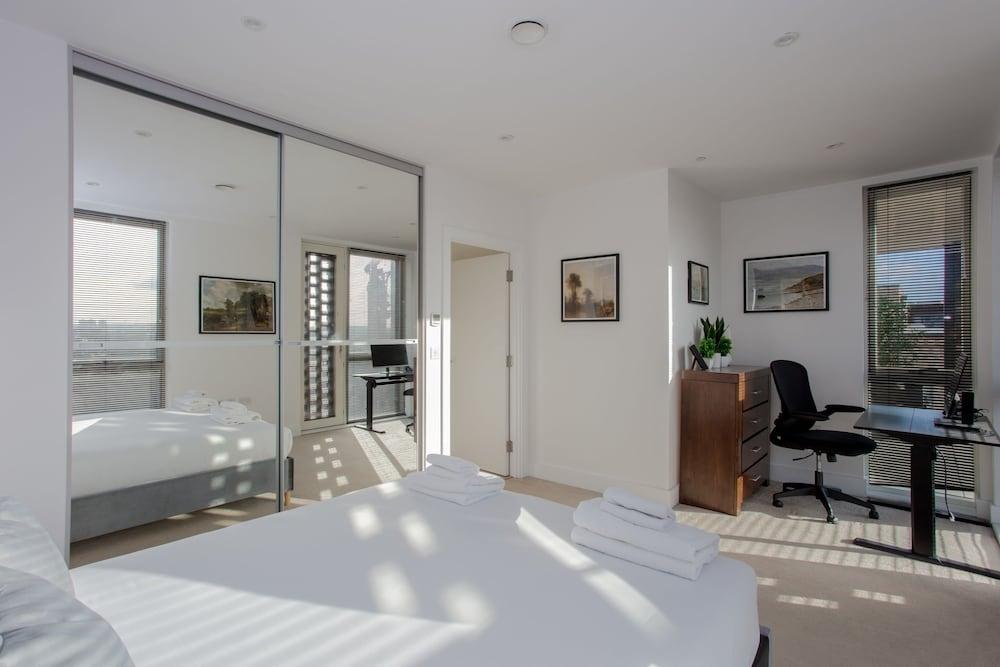 Contemporary 1 Bedroom Apartment in South London - Tap to explore photos