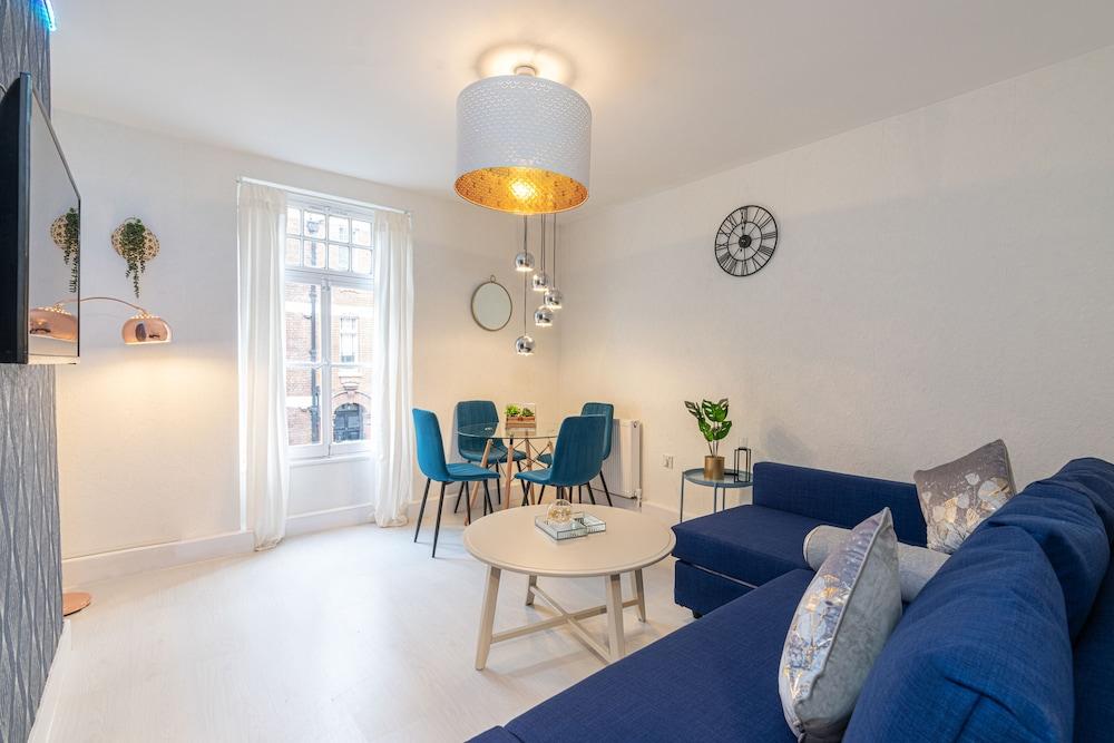 2 Bedrooms Apartment In the Heart of Oxford Street/selfridges - Tap to explore photos