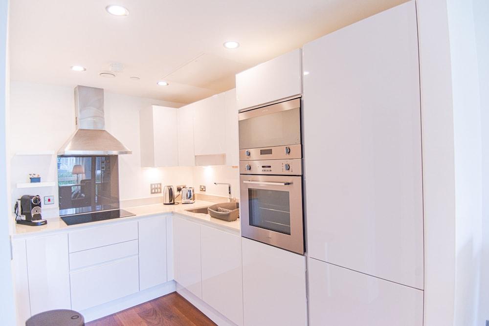 Stunning 1-bed Apartment in Lincoln Plaza - Tap to explore photos
