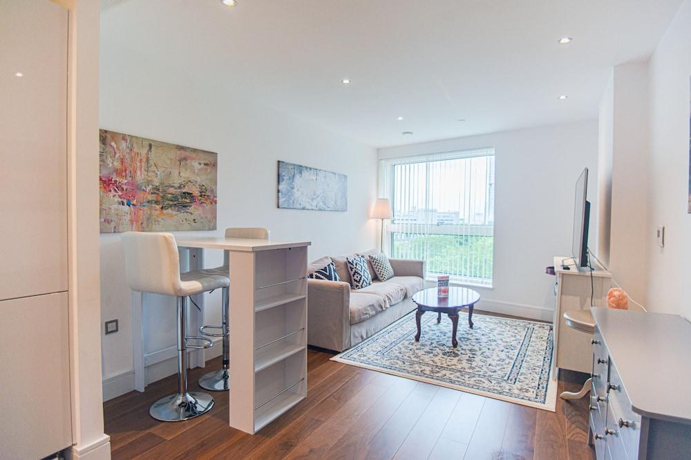 Stunning 1-bed Apartment in Lincoln Plaza - Tap to explore photos