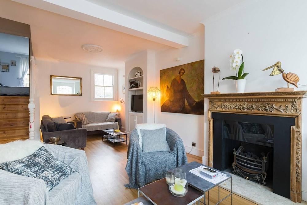 Fabulous 4 Bed House With Garden in Fulham - Tap to explore photos